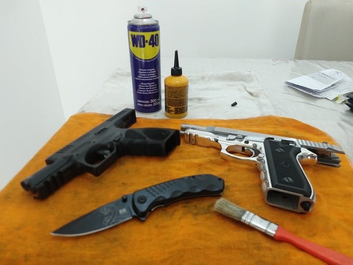 cleaning a gun with wd-40
